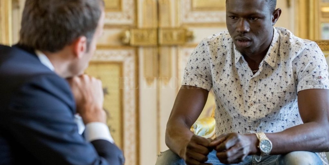 Macron ofrece la nacionalidad francesa a inmigrante que salvó a niño 