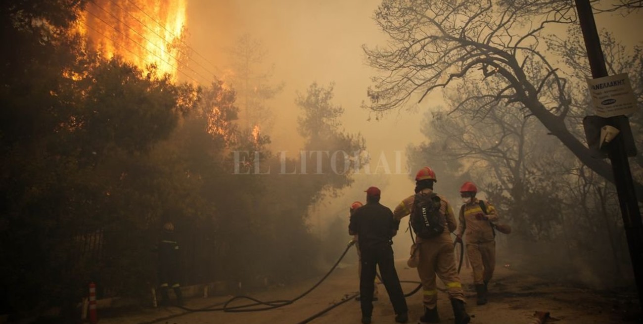 Al menos 20 muertos en incendios forestales en Grecia 