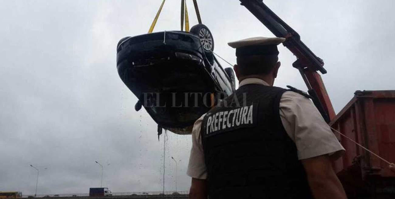 Por el temporal, un taxi terminó en el Riachuelo
