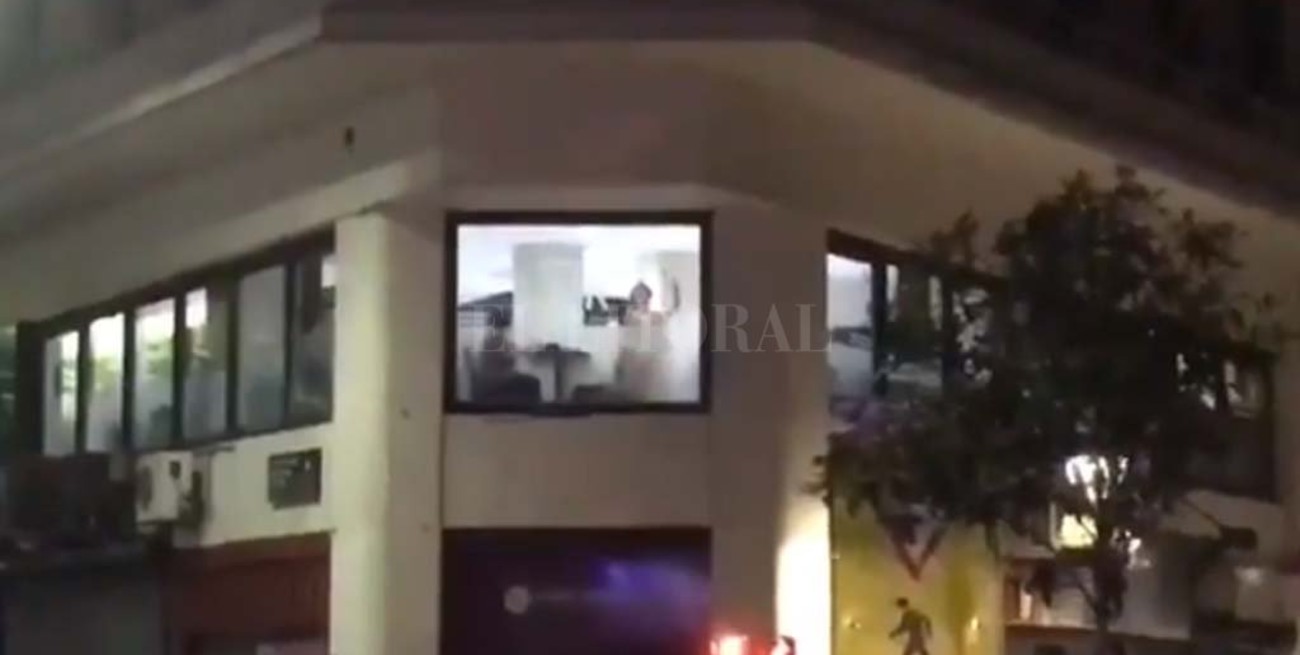 La abuela que bailó al ritmo de Los Palmeras en el Obelisco