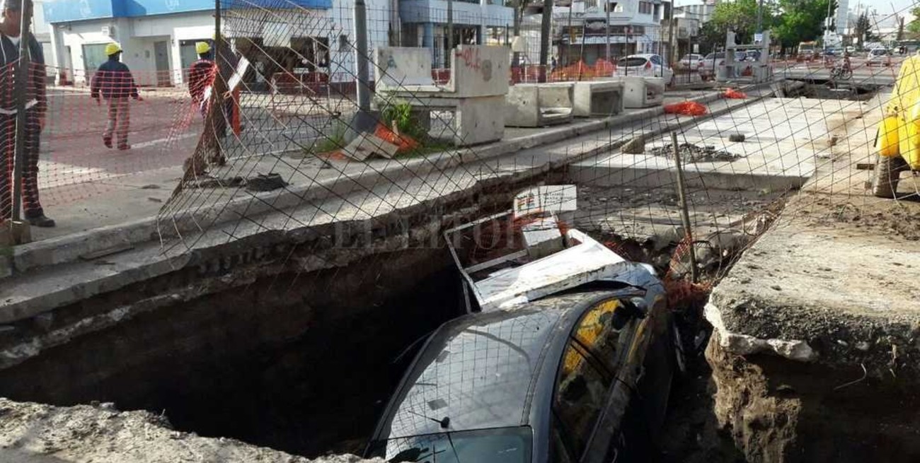 Otro auto cayó en un obrador de desagüe