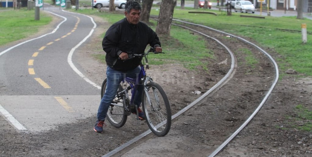Destrozaron un cruce ciclovial recientemente restaurado