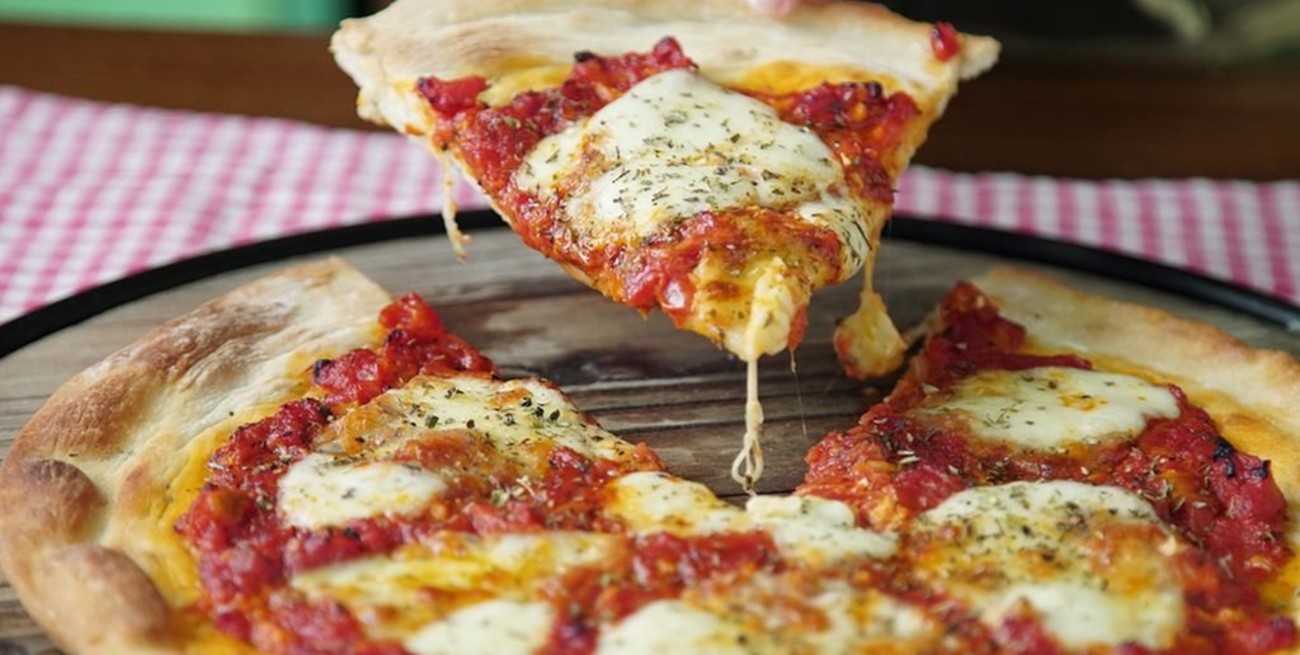 Un insólito truco para calentar pizza se hizo viral en TikTok