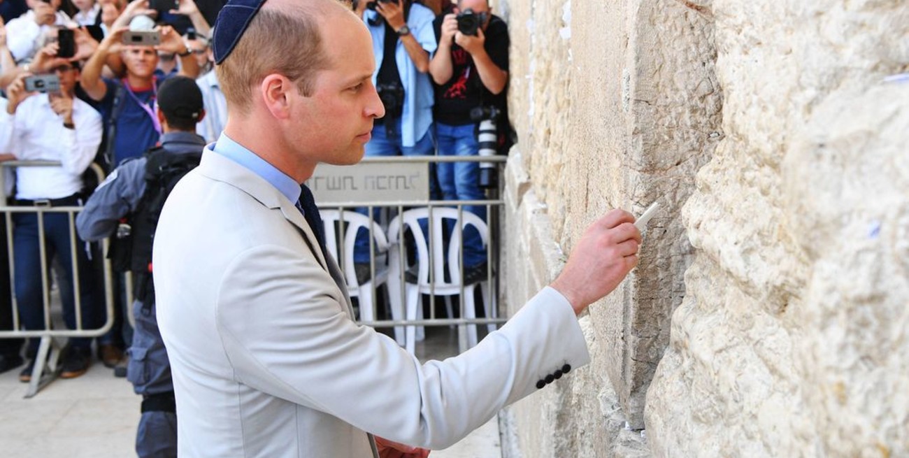 El príncipe Guillermo se reunió con el presidente palestino Abbas en Ramala 
