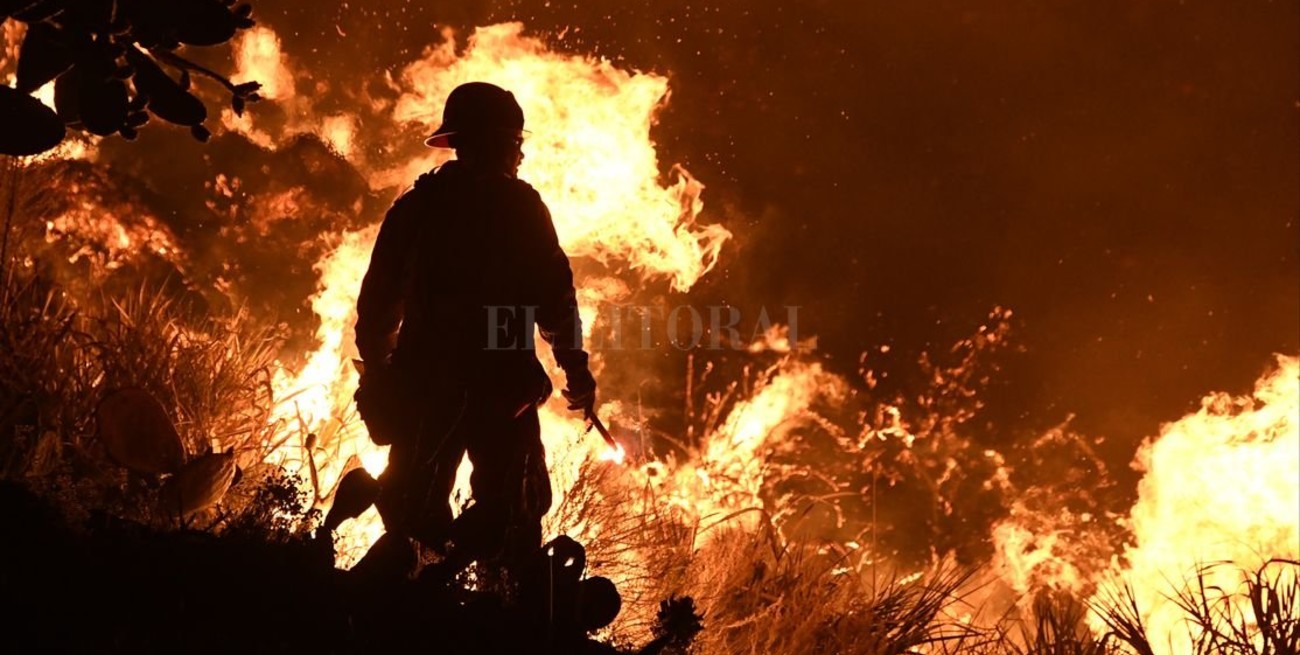 Fuertes vientos impiden el control de incendios forestales en California