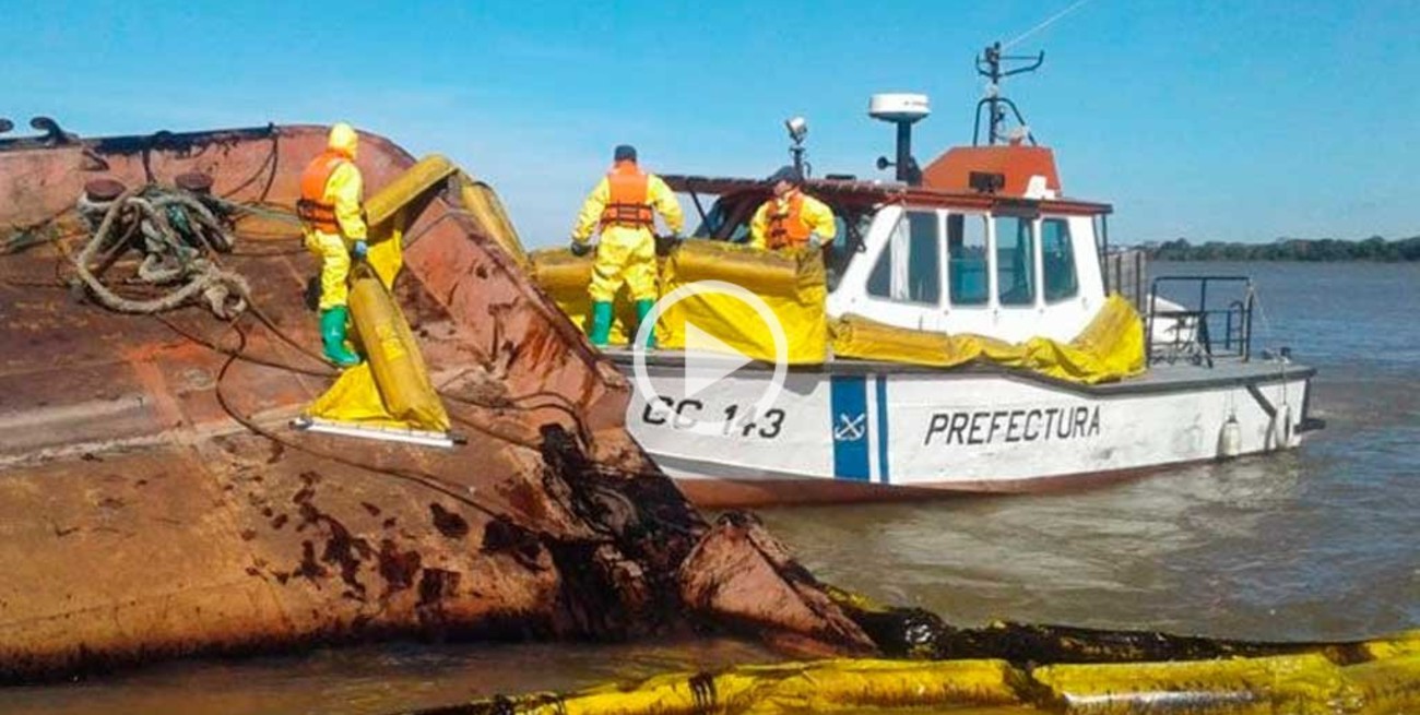 Barco fantasma a la deriva deja una mancha negra en el río Paraná