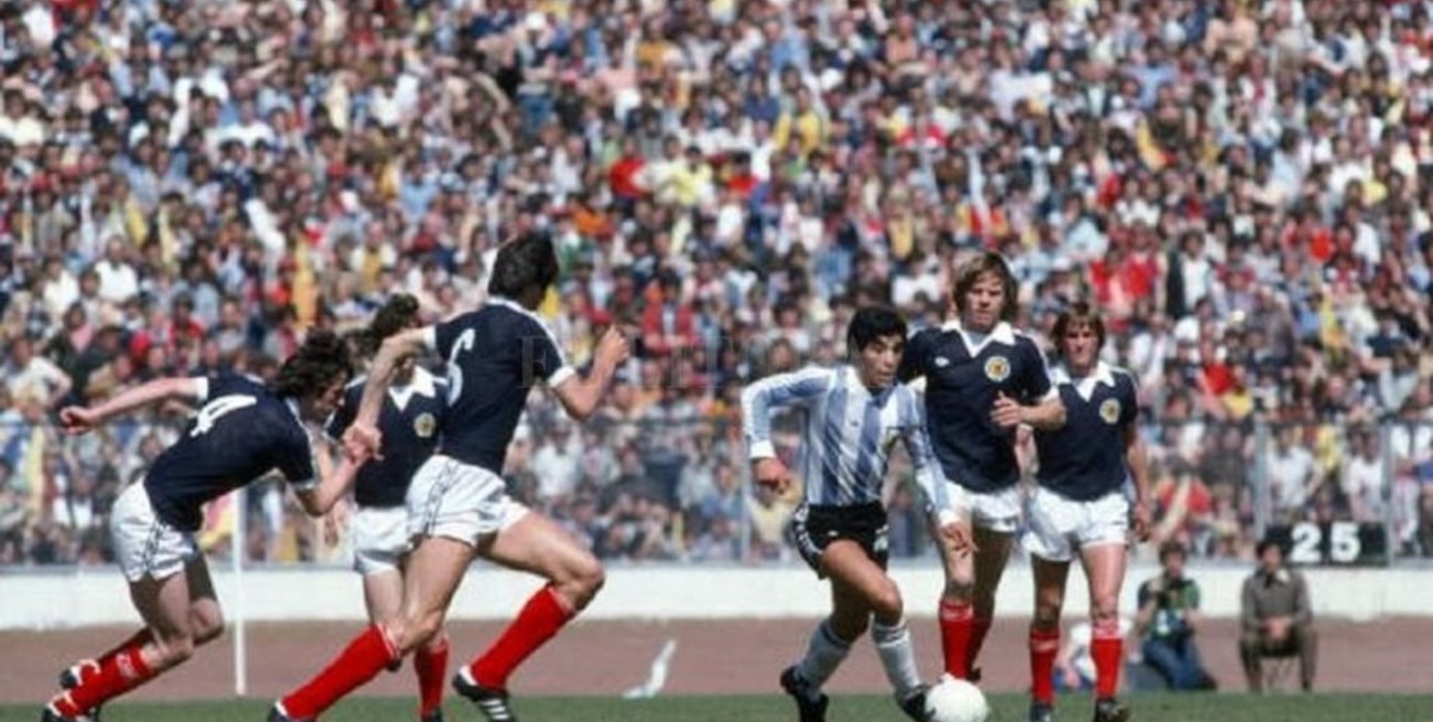 Hoy se cumplen 40 años del primer gol de "Pelusa" en la Selección Argentina