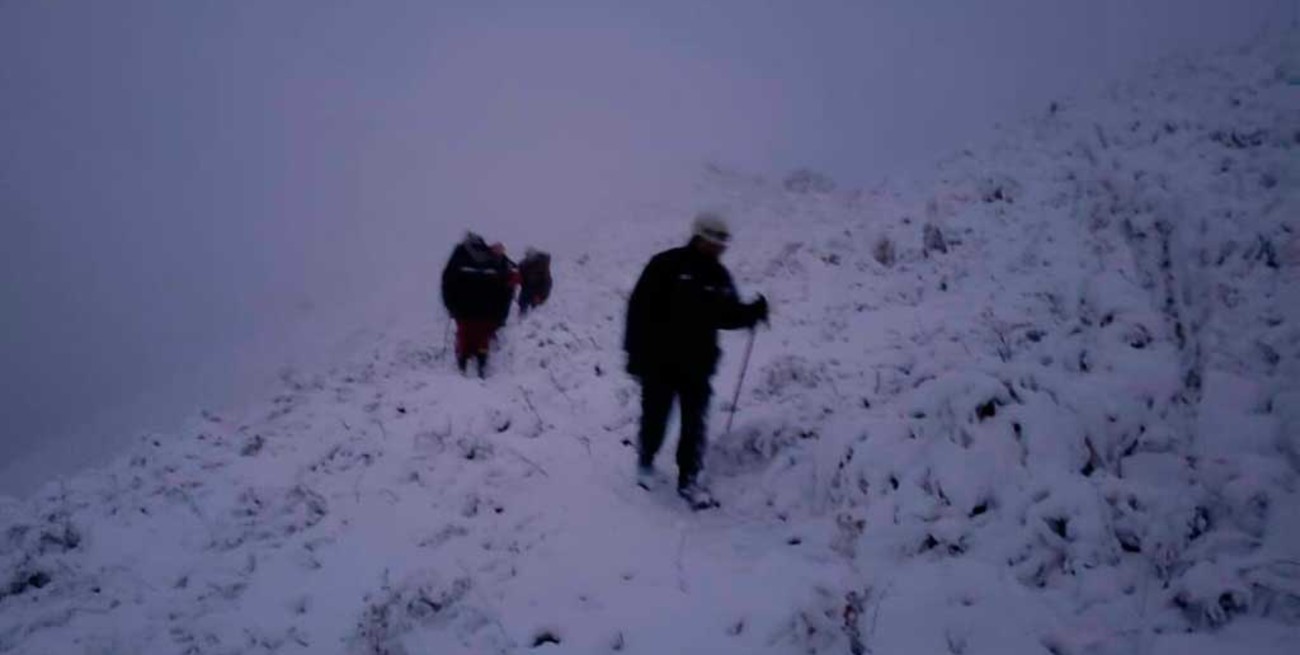 En medio de la nieve buscan a los tripulantes del helicóptero oficial
