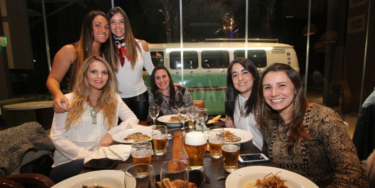 Día del amigo: hay un 90% de reservas en bares y se duplicarán los controles