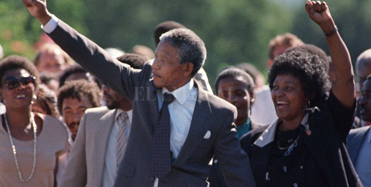 Murió Winnie Mandela, ex esposa del líder sudafricano 