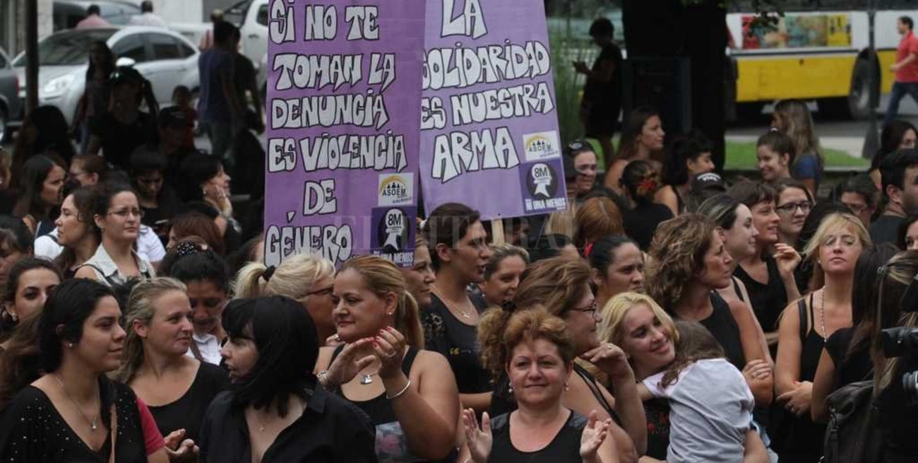El #8M en Santa Fe: hombres trabajando, mujeres reclamando