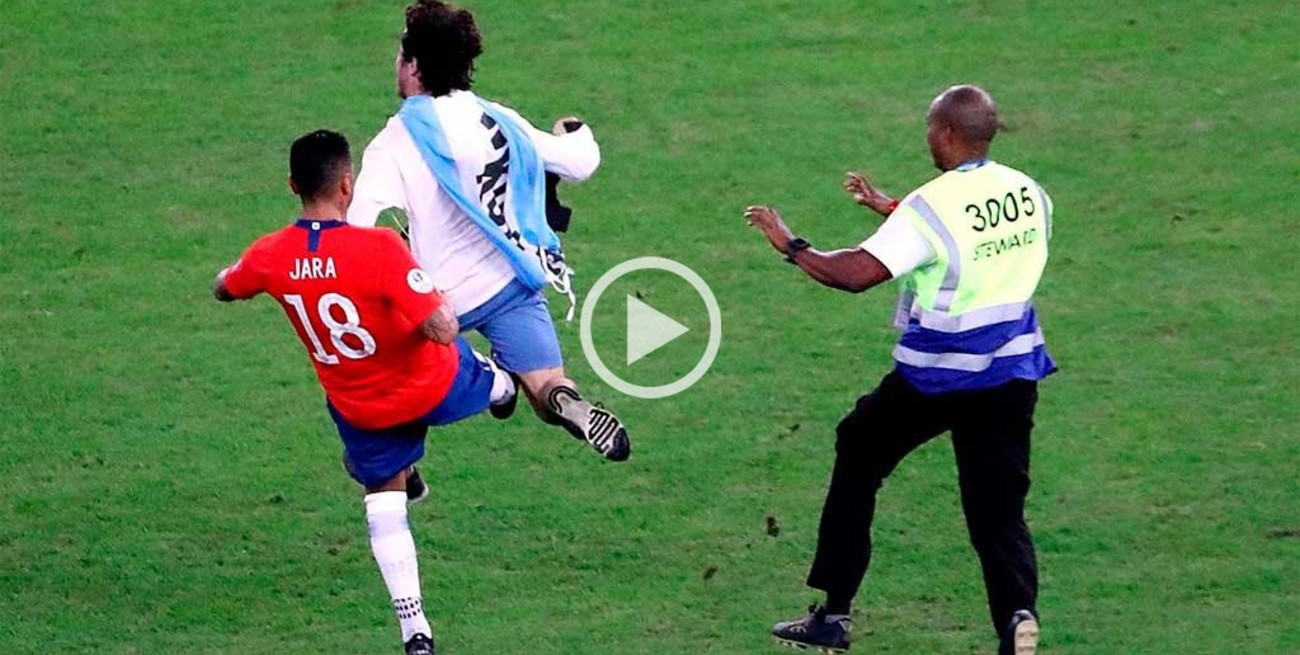 Video: la patada de Jara para "voltear" a un hombre que invadió la cancha