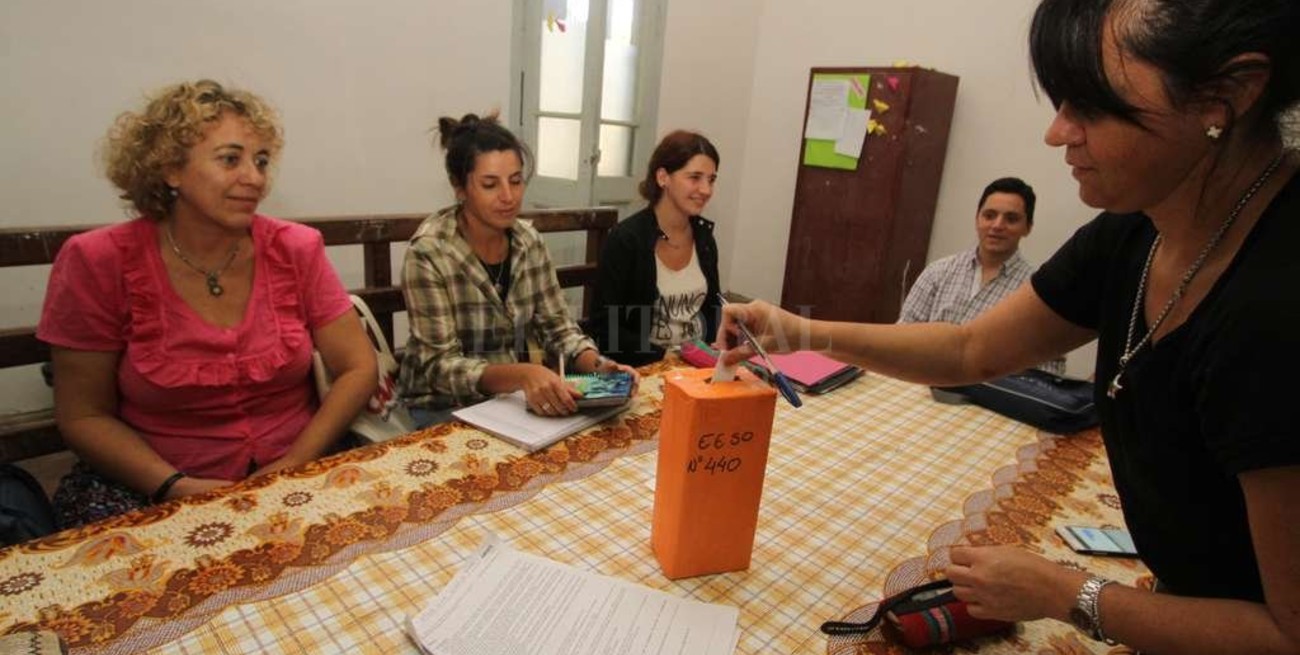 Los maestros votan en las escuelas hasta mañana y hay clima de rechazo