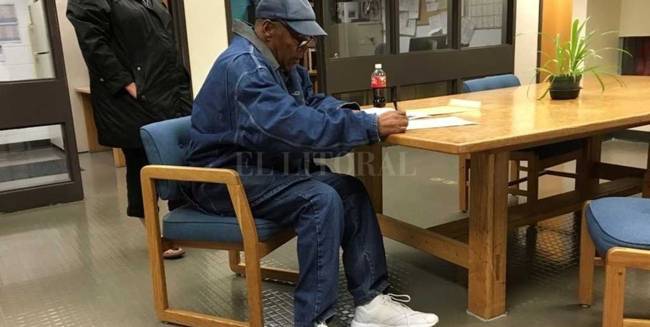O.J. Simpson sale de la cárcel después de nueve años