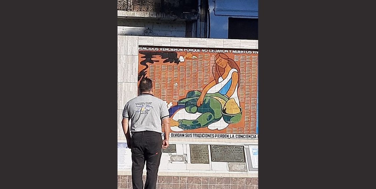 Izamiento en Plaza del Soldado por los Héroes de Malvinas