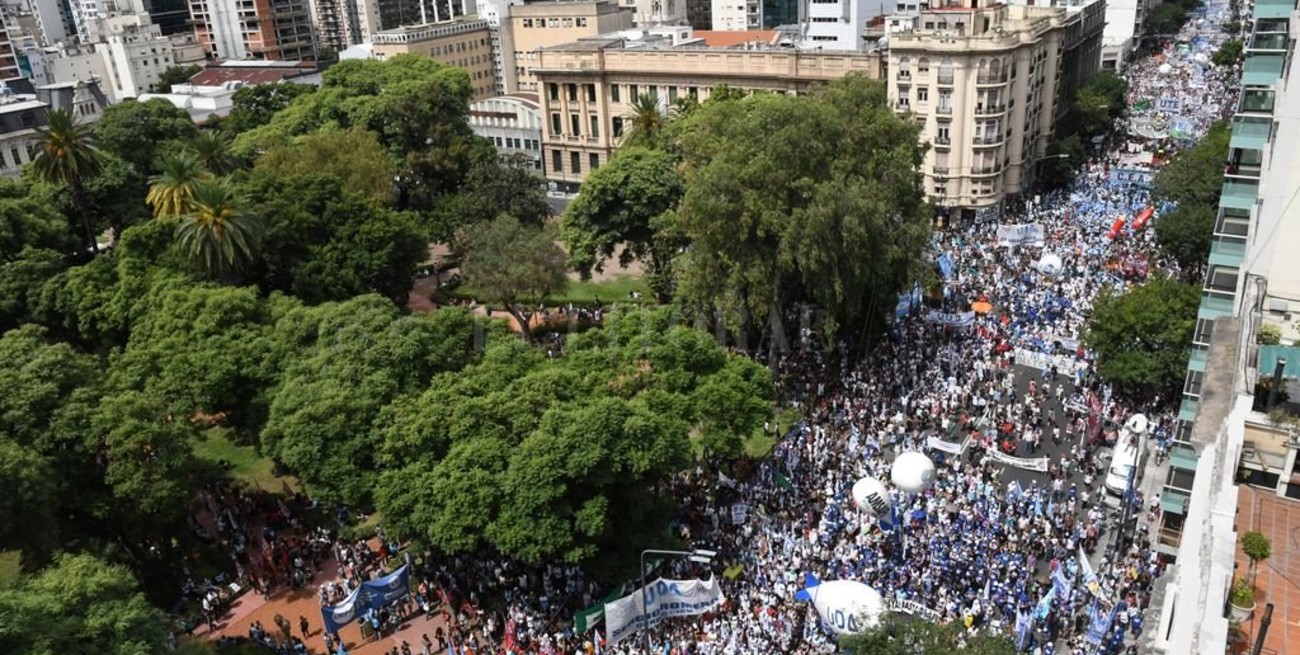 Miles de docentes reclamaron "con urgencia" la paritaria nacional
