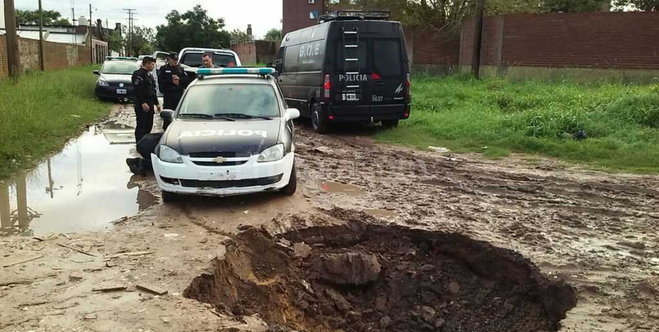 Un patrullero cayó en un "cráter" de barrio La Florida