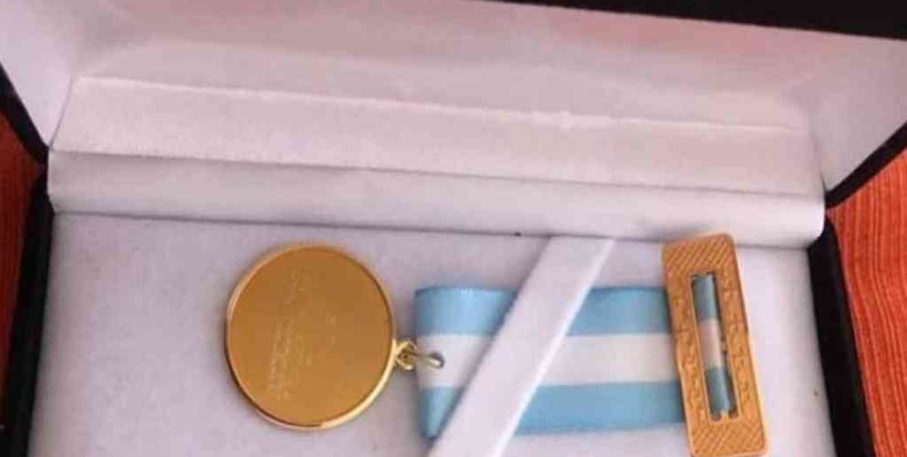 Gastaron 2 millones de pesos en medallas de oro para para despedir a legisladores