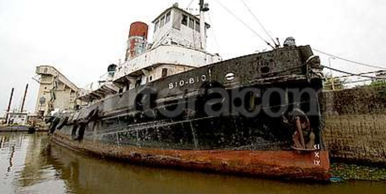 Buscan retener en la ciudad un remolcador a vapor de la Segunda Guerra Mundial