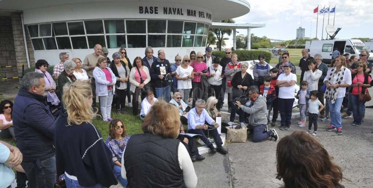 Cientos de personas se reunieron a rezar por la tripulación del ARA San Juan