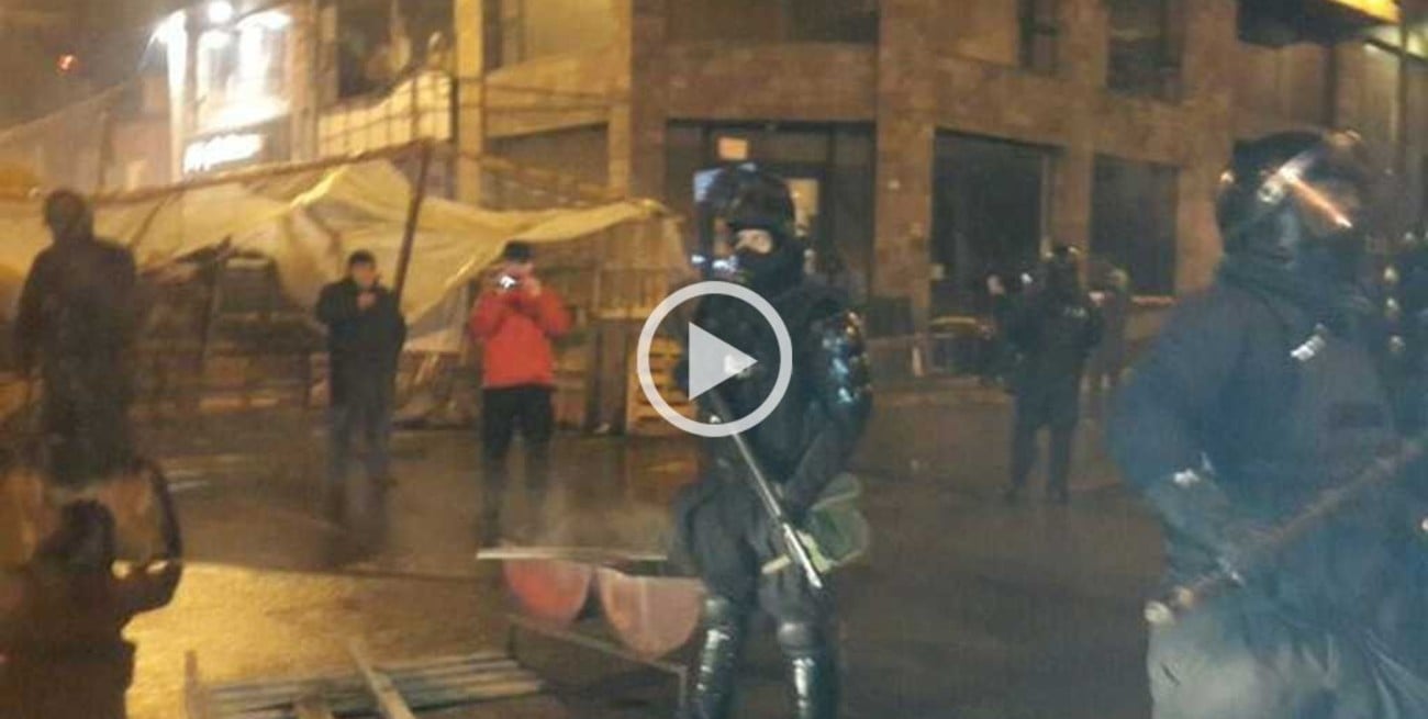 Video: violento desalojo a docentes y estatales de Tierra de Fuego