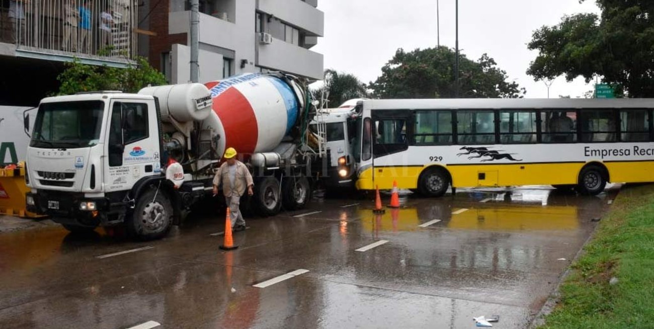 Avenida Alem: un colectivo embistió un camión