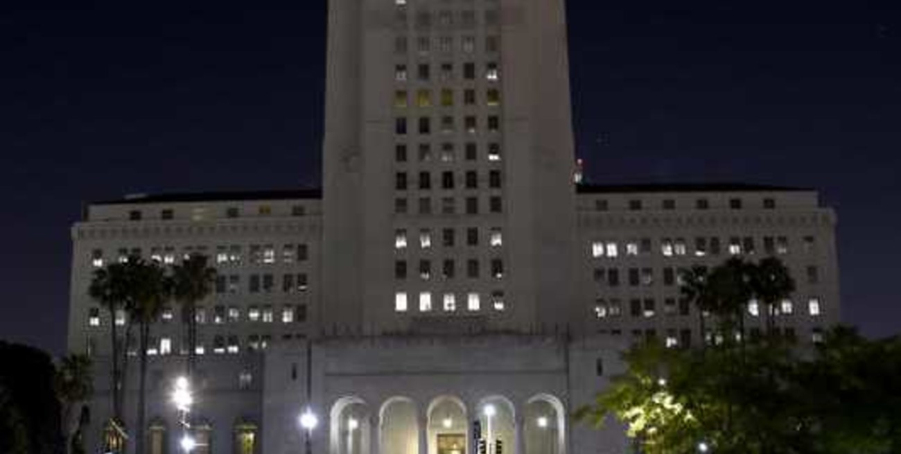 Video: la "batiseñal" se encendió en Los Ángeles