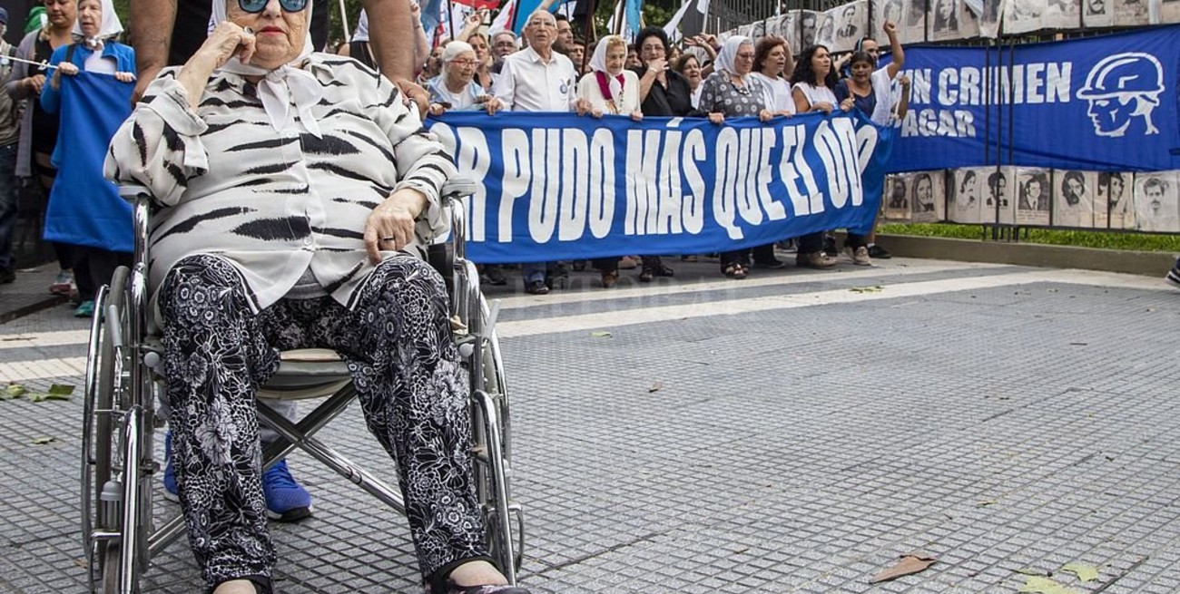 Madres de Plaza de Mayo marcha contra el Gobierno y para despedir a Macri