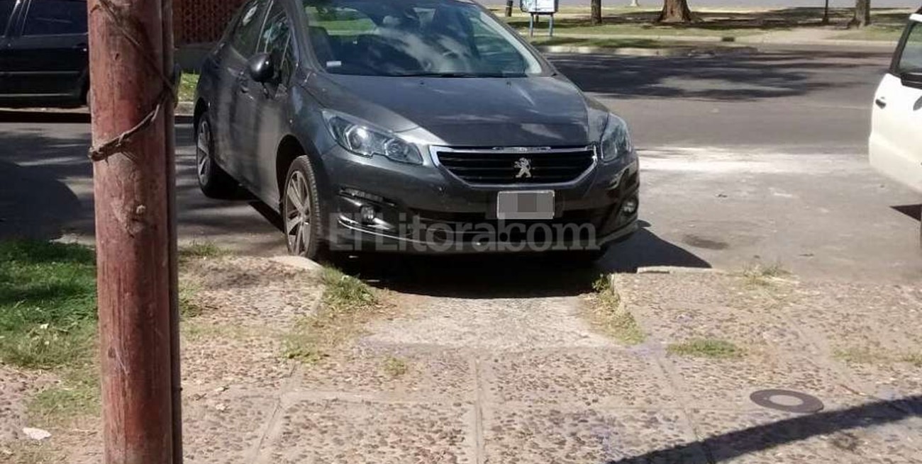 ¿Lo habrá querido subir a la vereda y la rampa le quedó chica?