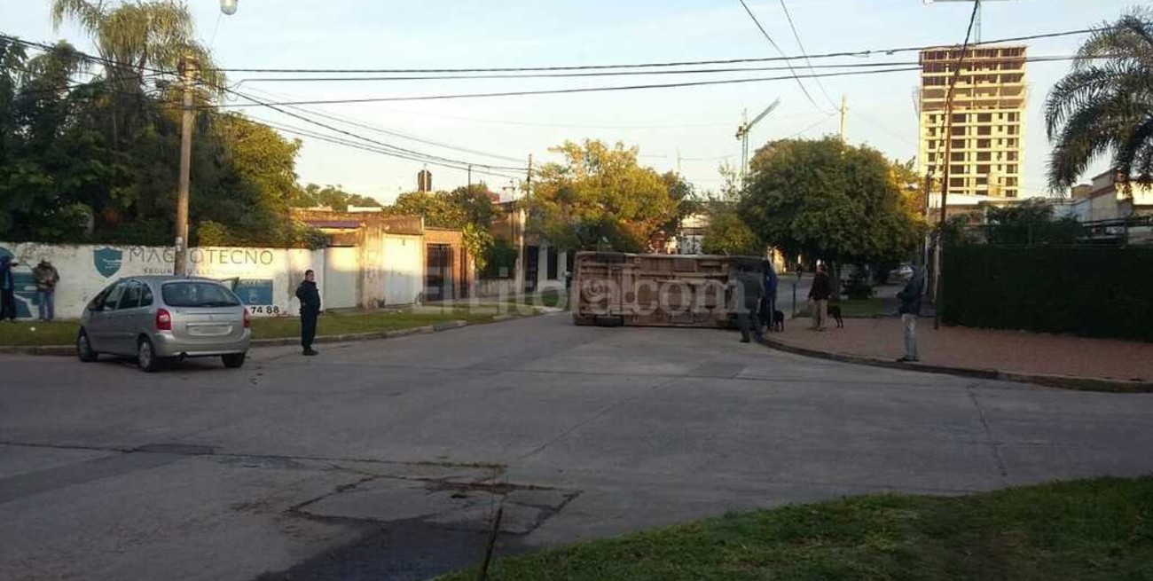 Fuerte choque y vuelco en Sargento Cabral
