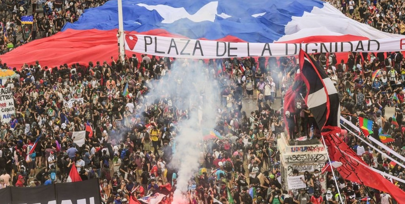 Saqueos, incidentes e incendios tras una nueva marcha multitudinaria en Santiago de Chile