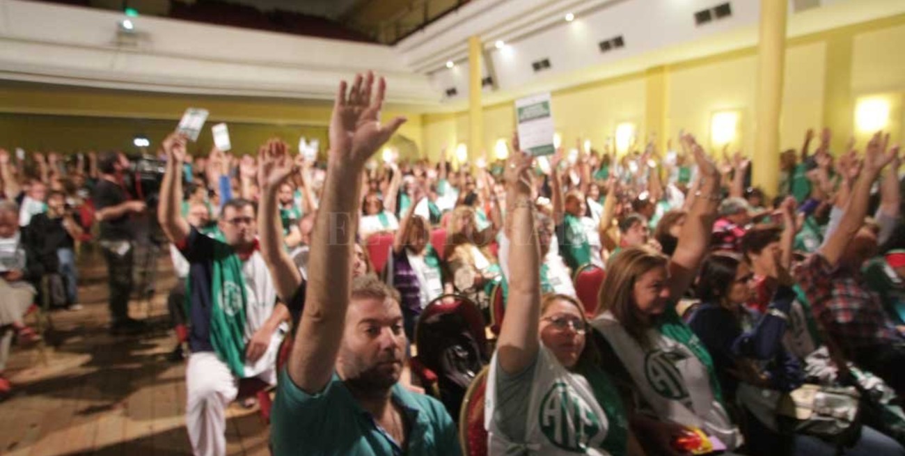 ATE junta a sus delegados y no descarta paros