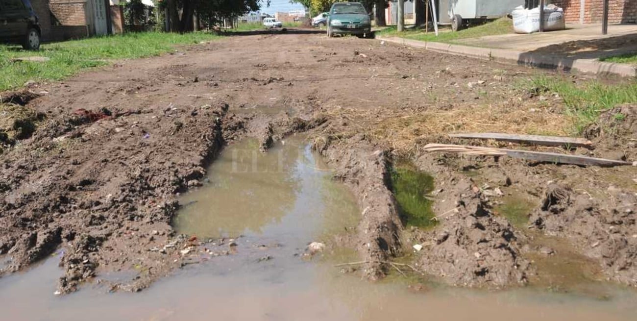 Vecinos de barrio Santa Rita piden pavimento de calles