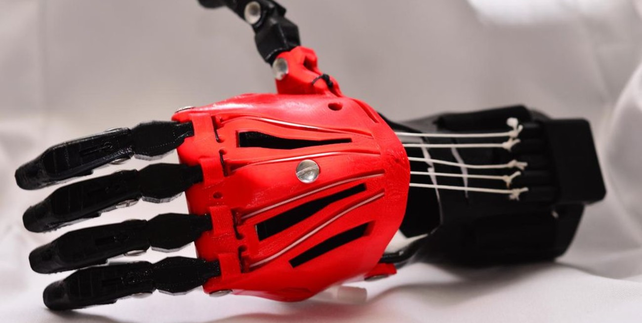 Alumnos de un colegio crearon una mano 3D y la donaron a un joven que nació sin dedos