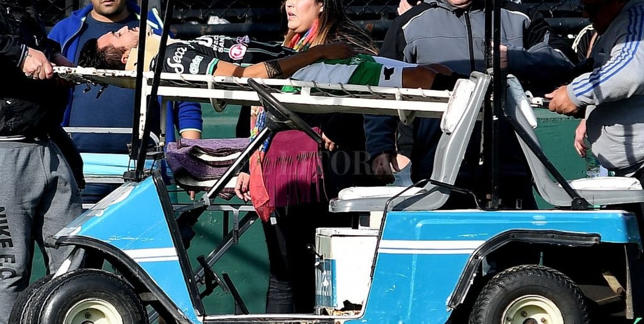 Operan de urgencia a un futbolista de San Miguel tras un choque de cabezas con un rival