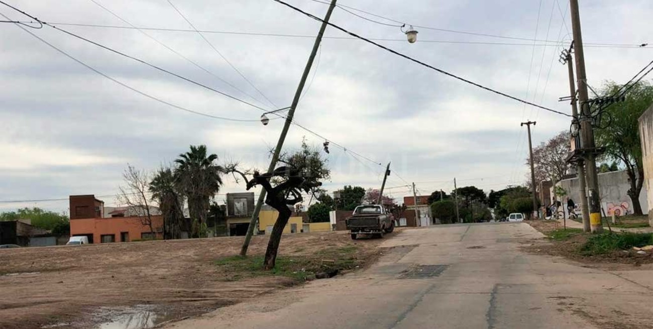 Dos postes que "penden de un hilo" en María Selva