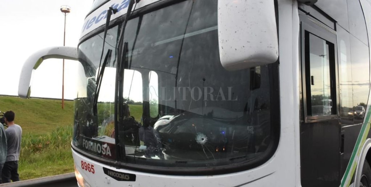 Balearon dos micros en la ruta 168 