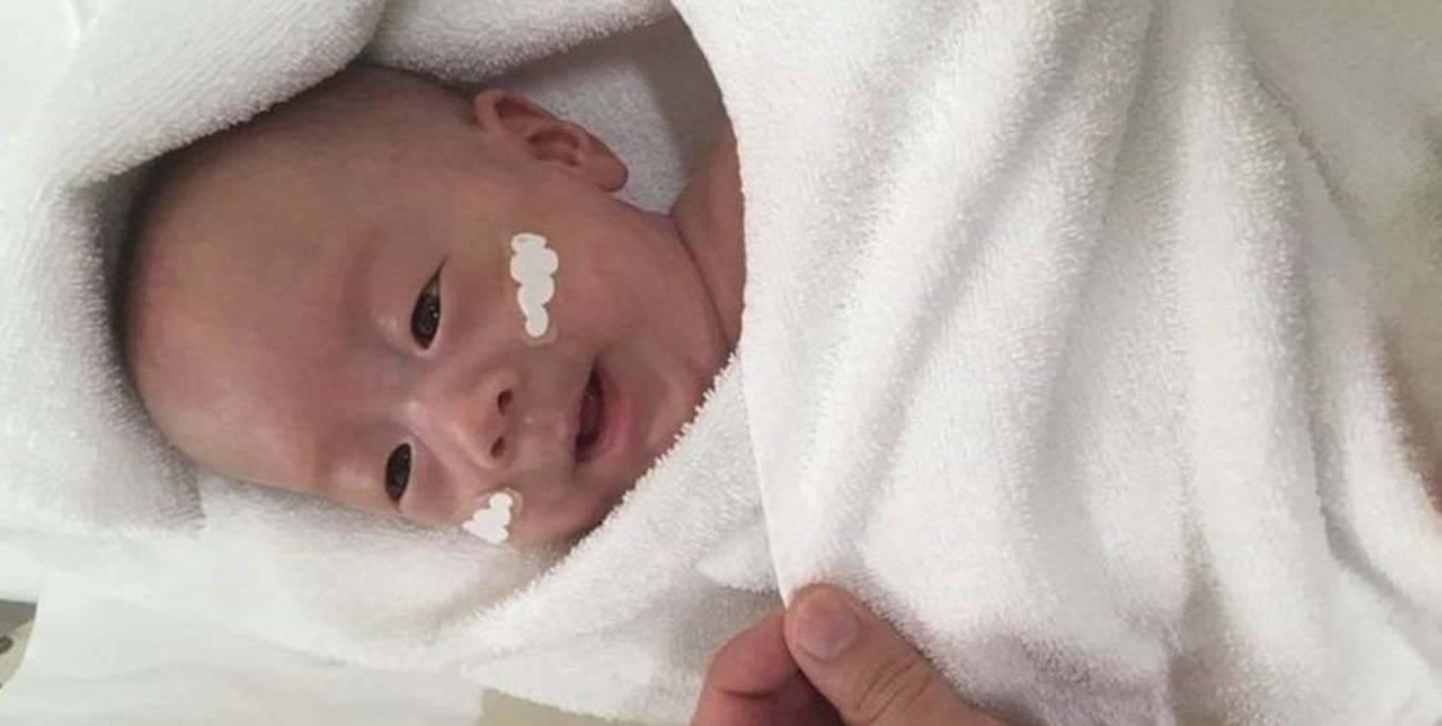 Le dieron el alta al bebé más pequeño del mundo, que pesó 268 gramos al nacer