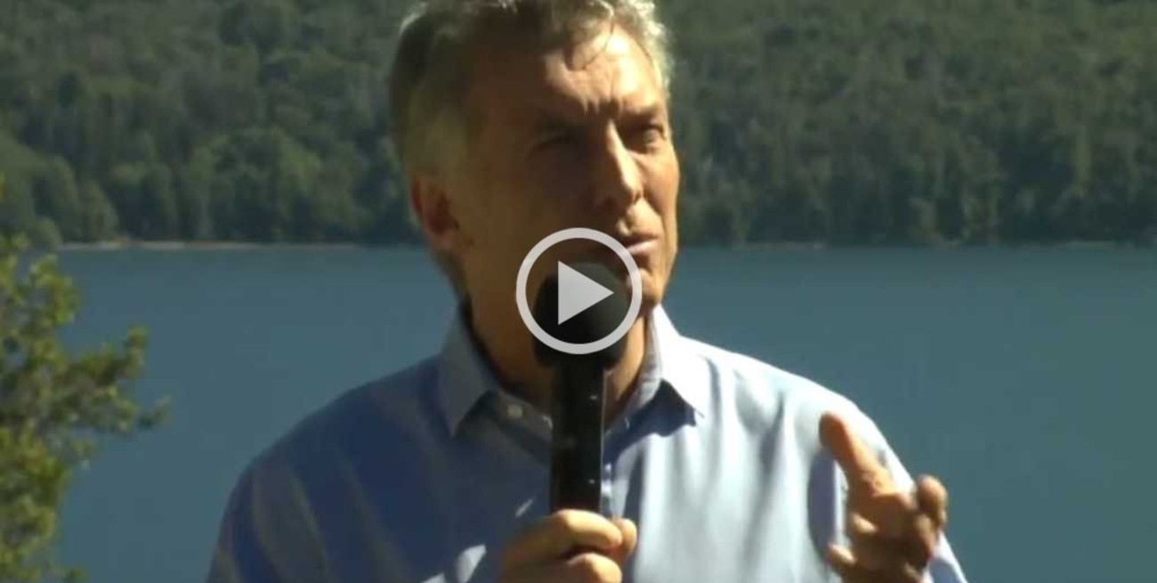 Apedrearon el auto que trasladaba a Macri