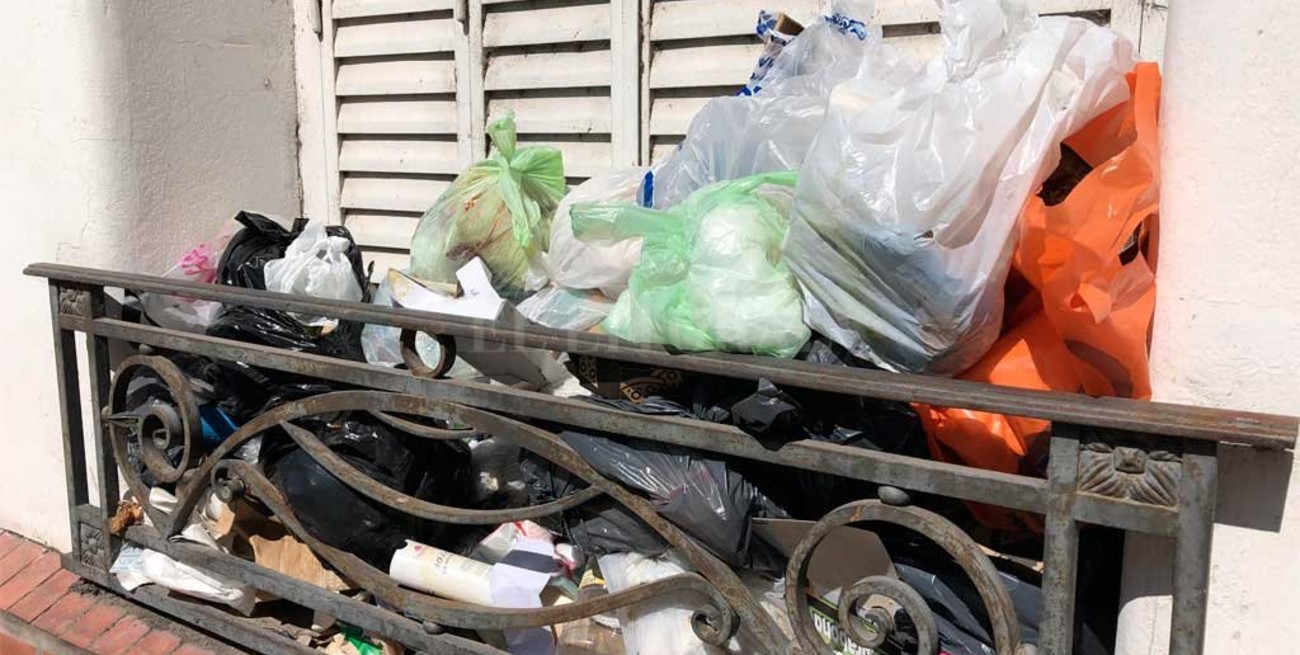 Se acumula basura a metros de la terminal de colectivos de Santa Fe