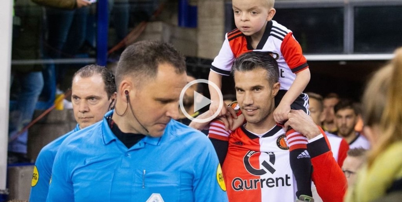 Gran gesto: Van Persie le cumplió el sueño a un pequeño