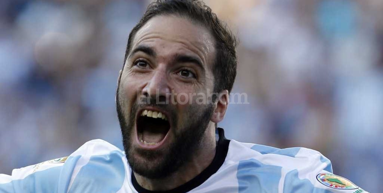 Prensa italiana asegura que Higuaín renovó contrato con Napoli