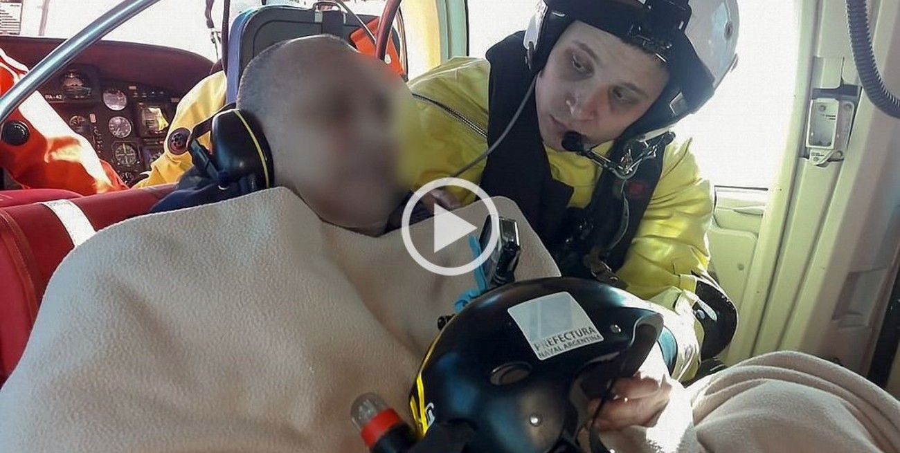 Video: Prefectura rescató a un marinero a casi 200 km de la costa