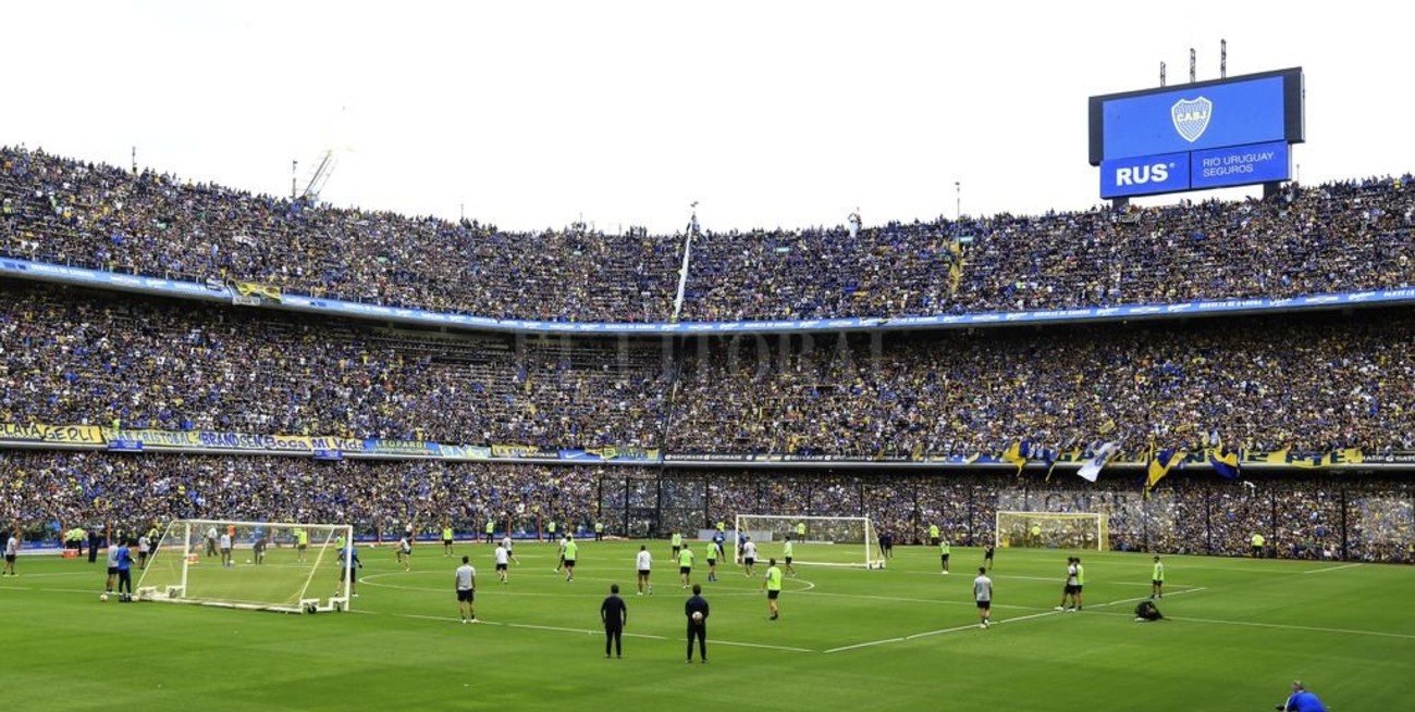 Una multitud de hinchas de Boca llenó La Bombonera en la previa de la súper final