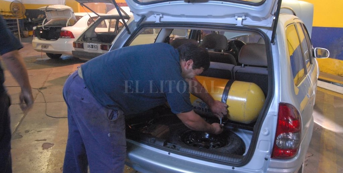 En la ciudad, entre 2 y 3 vehículos por día pasan a tener tubo de GNC