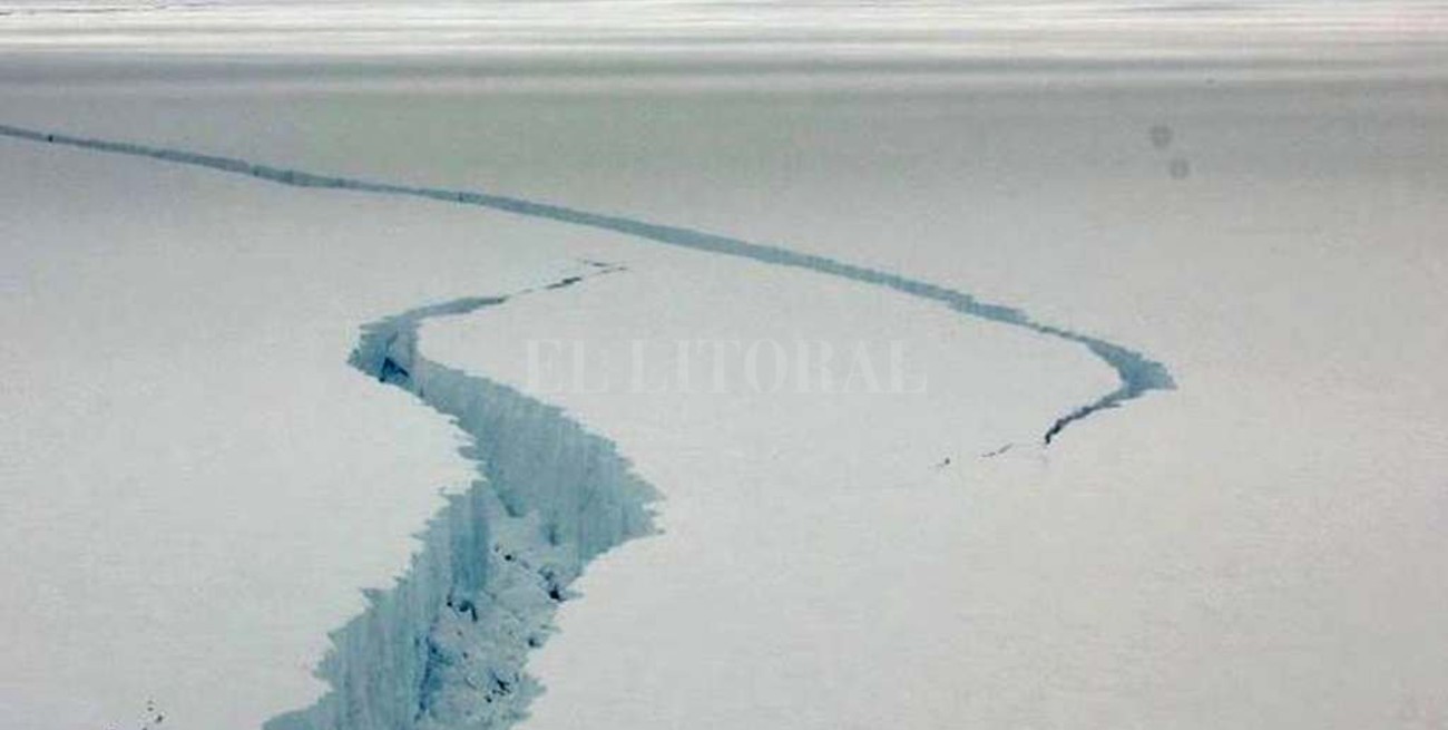Un enorme iceberg avanza por la Antártida 