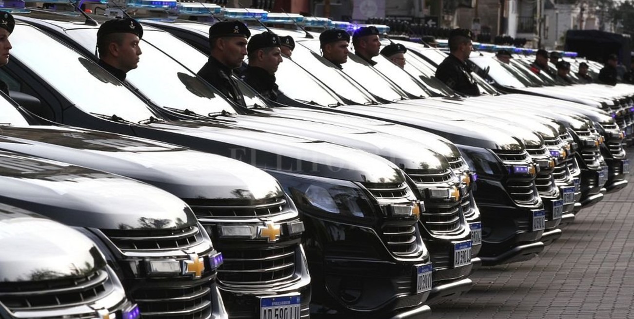 Entregaron 25 camionetas y 50 motos para patrullaje en la Unidad Regional 1