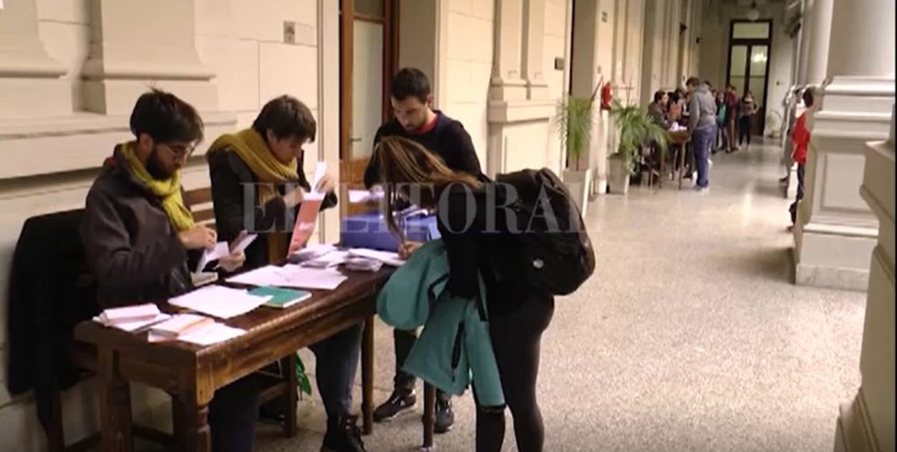 Se entregaron 300 becas para estudiantes universitarios y terciarios