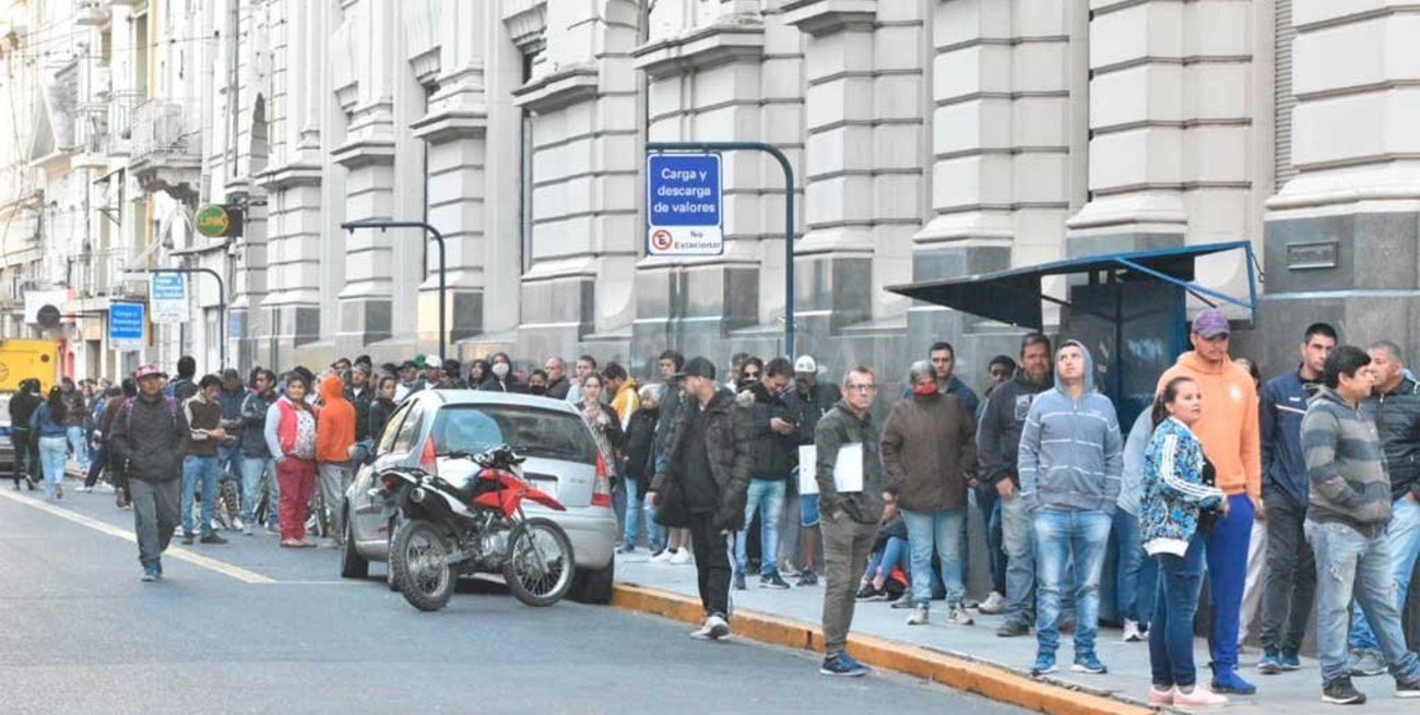 Largas filas en los bancos para cobrar jubilaciones y asistencia social