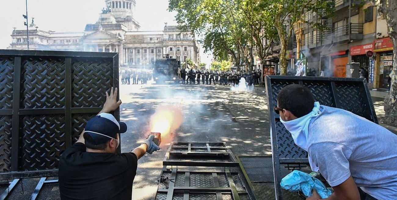 Ordenan liberar a dos detenidos por los incidentes del 14 de diciembre frente al Congreso